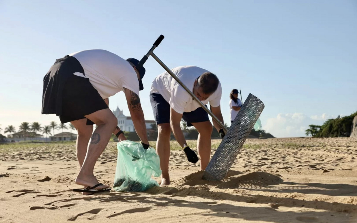 Prefeito Dr. Serginho (PL), participa de um mutirão de limpeza no Pontal de Santo Antônio