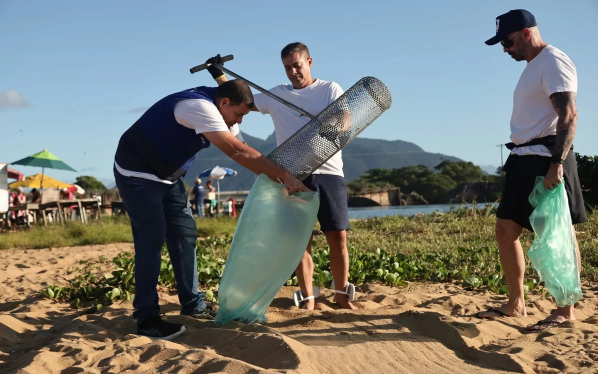 Prefeito Dr. Serginho (PL), participa de um mutirão de limpeza no Pontal de Santo Antônio
