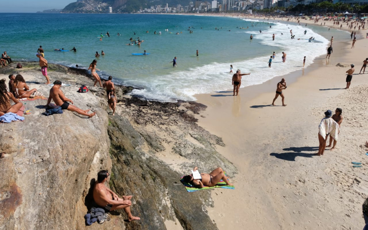 Praia do Arpoador fica lotada neste s&aacute;bado (17)
