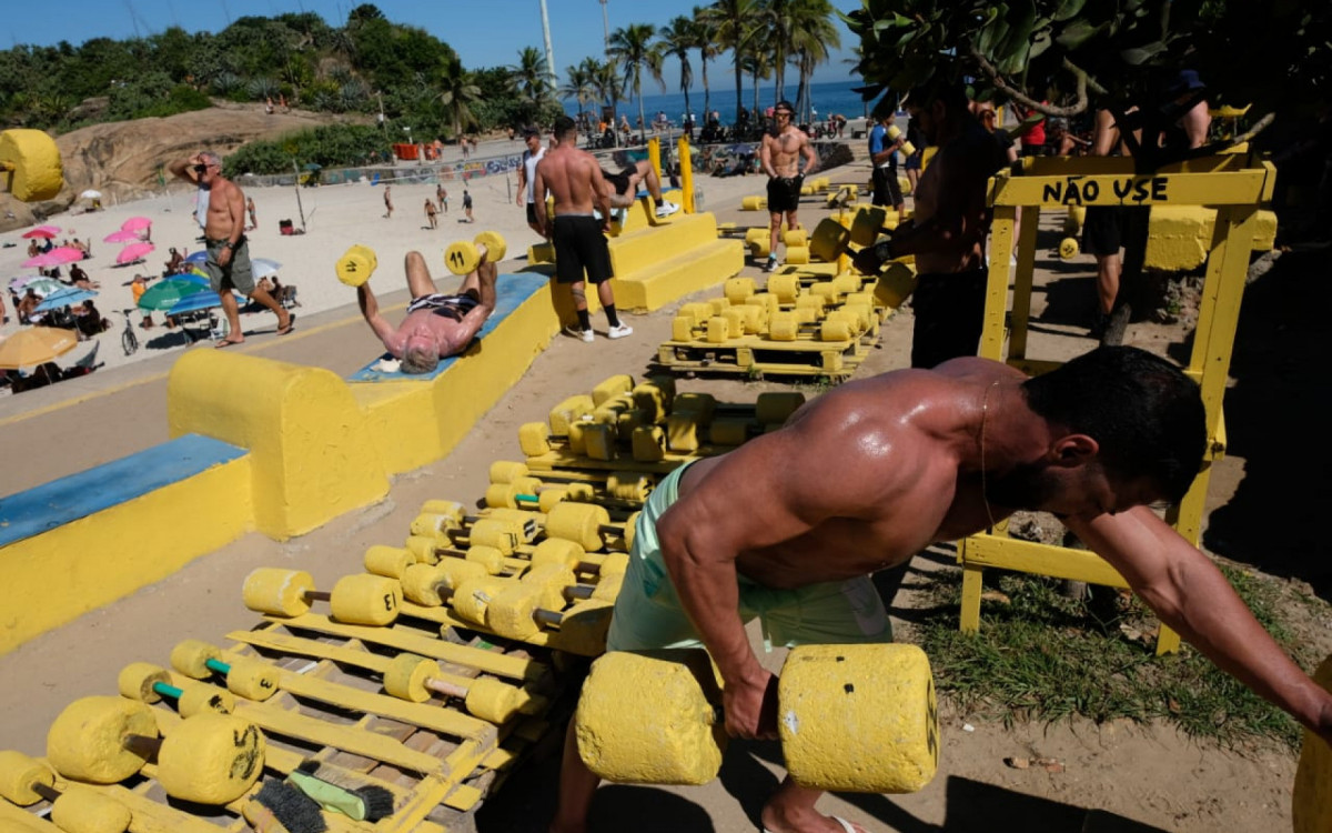 Praia do Arpoador fica lotada neste s&aacute;bado (17)