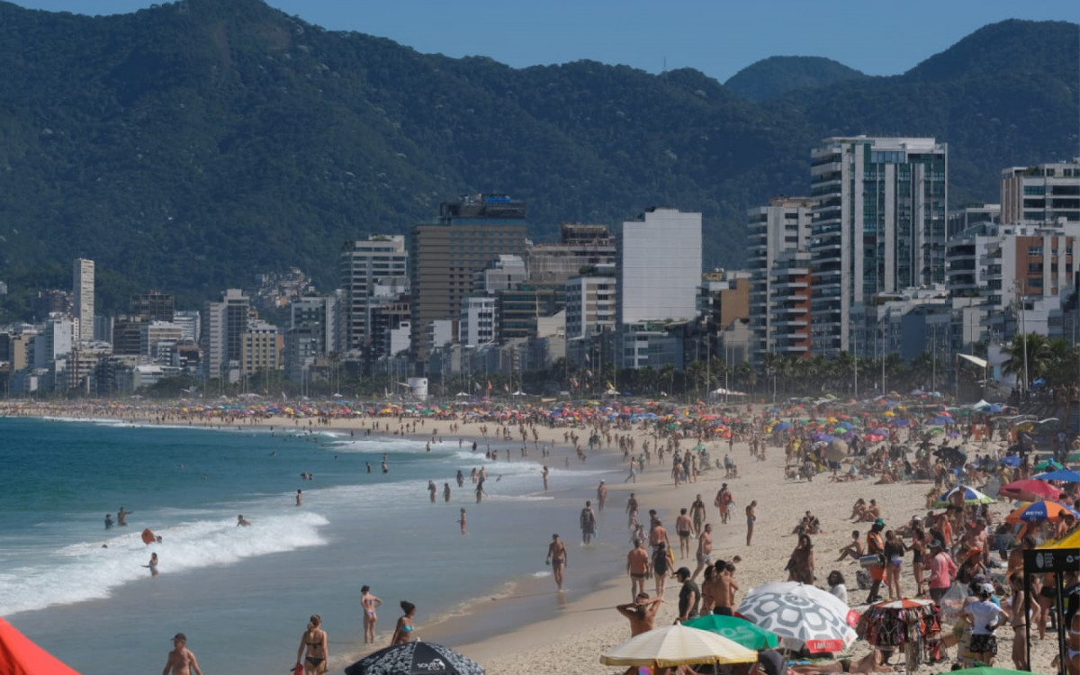 Praia do Arpoador fica lotada neste s&aacute;bado (17)