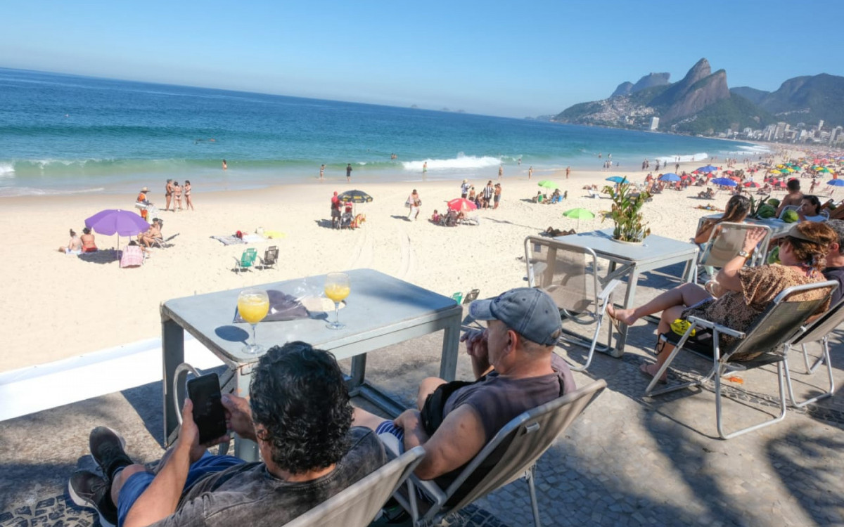 Praia do Arpoador fica lotada neste s&aacute;bado (17)