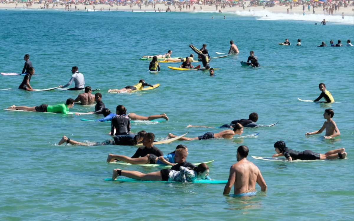 Praia do Arpoador fica lotada neste s&aacute;bado (17)