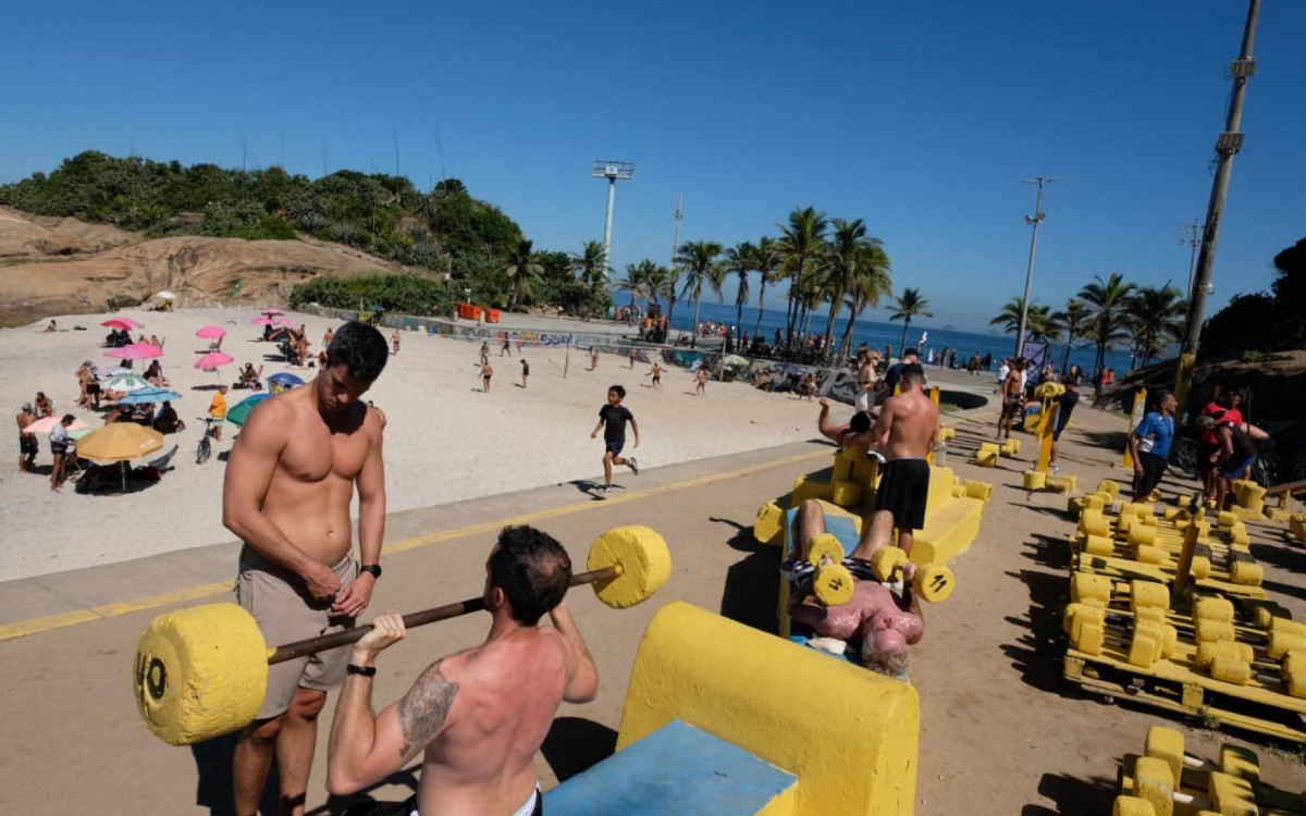 Praia do Arpoador fica lotada neste s&aacute;bado (17)