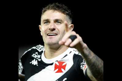Vegetti exalta vitória do Vasco e rasga elogios a Diniz: 'Muito importante para nós'