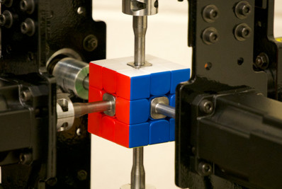 Vídeo! Robô dos EUA bate recorde e resolve cubo mágico em apenas 0,1 segundo