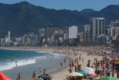 Banhistas aproveitam veranico e lotam praia na Zona Sul; veja previsão
