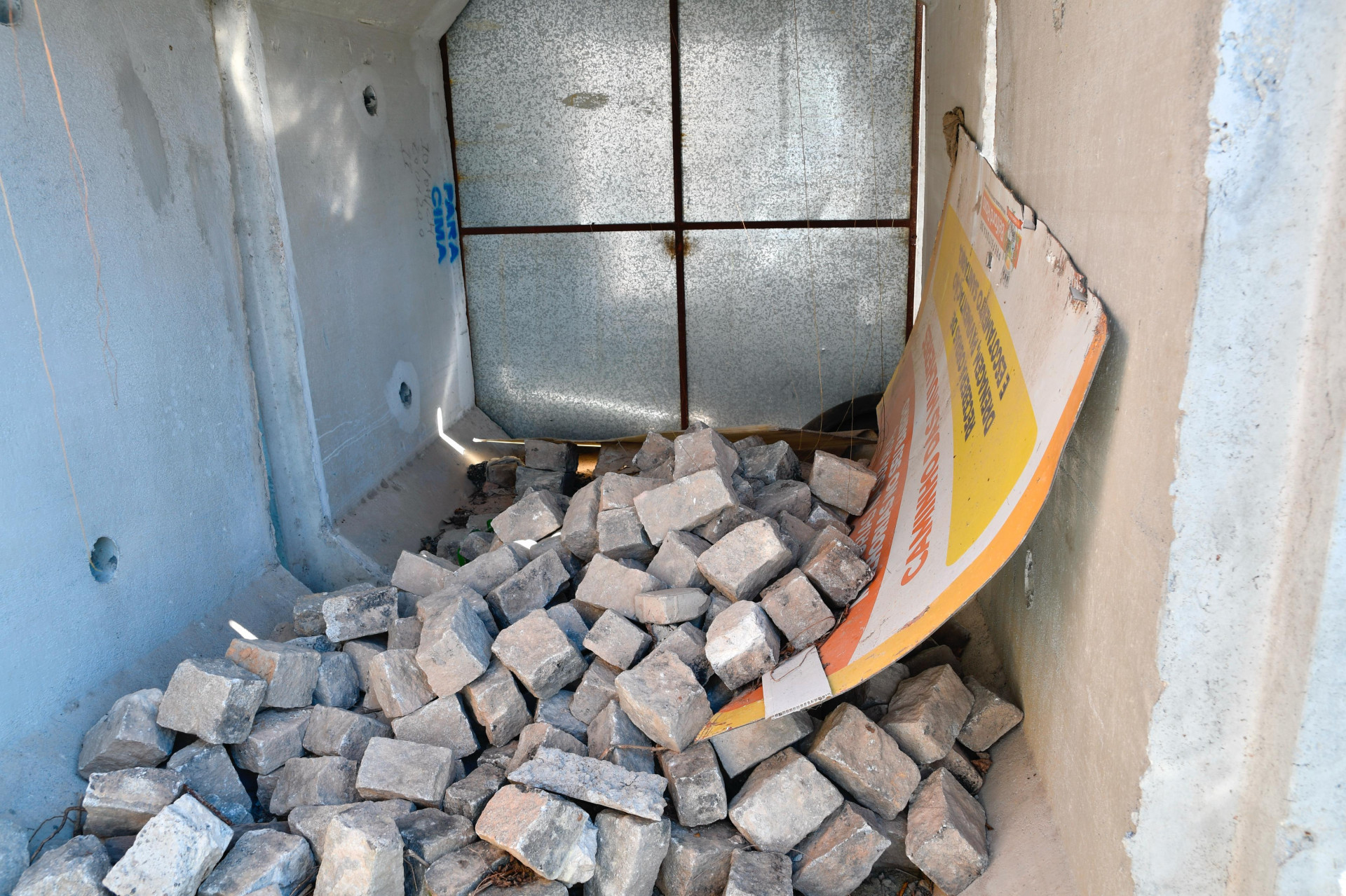 No centro de reciclagem foram encontradas diversas unidades de intertravados que s&atilde;o utilizados em obras - Jeovani Campos / PMBR