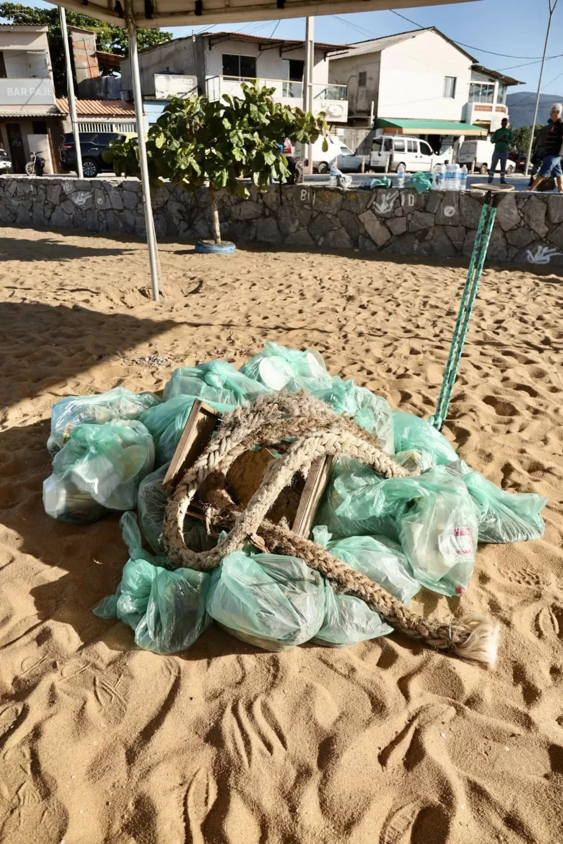 Prefeito Dr. Serginho (PL), participa de um mutir&atilde;o de limpeza no Pontal de Santo Ant&ocirc;nio - Ascom