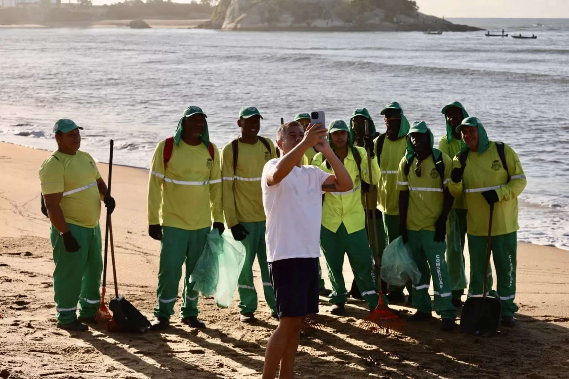 Prefeito Dr. Serginho (PL), participa de um mutir&atilde;o de limpeza no Pontal de Santo Ant&ocirc;nio - Ascom