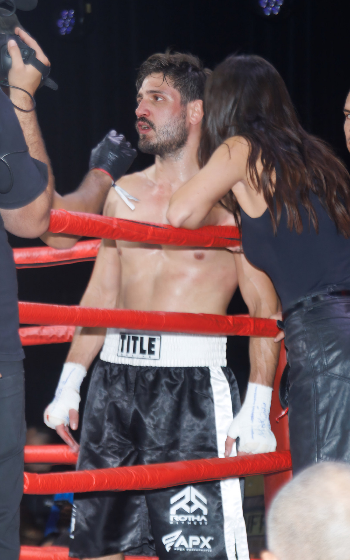 Vitória Strada consola Daniel Rocha após derrota no Fight Music Show 6 - Clayton Felizardo/ BrazilNews