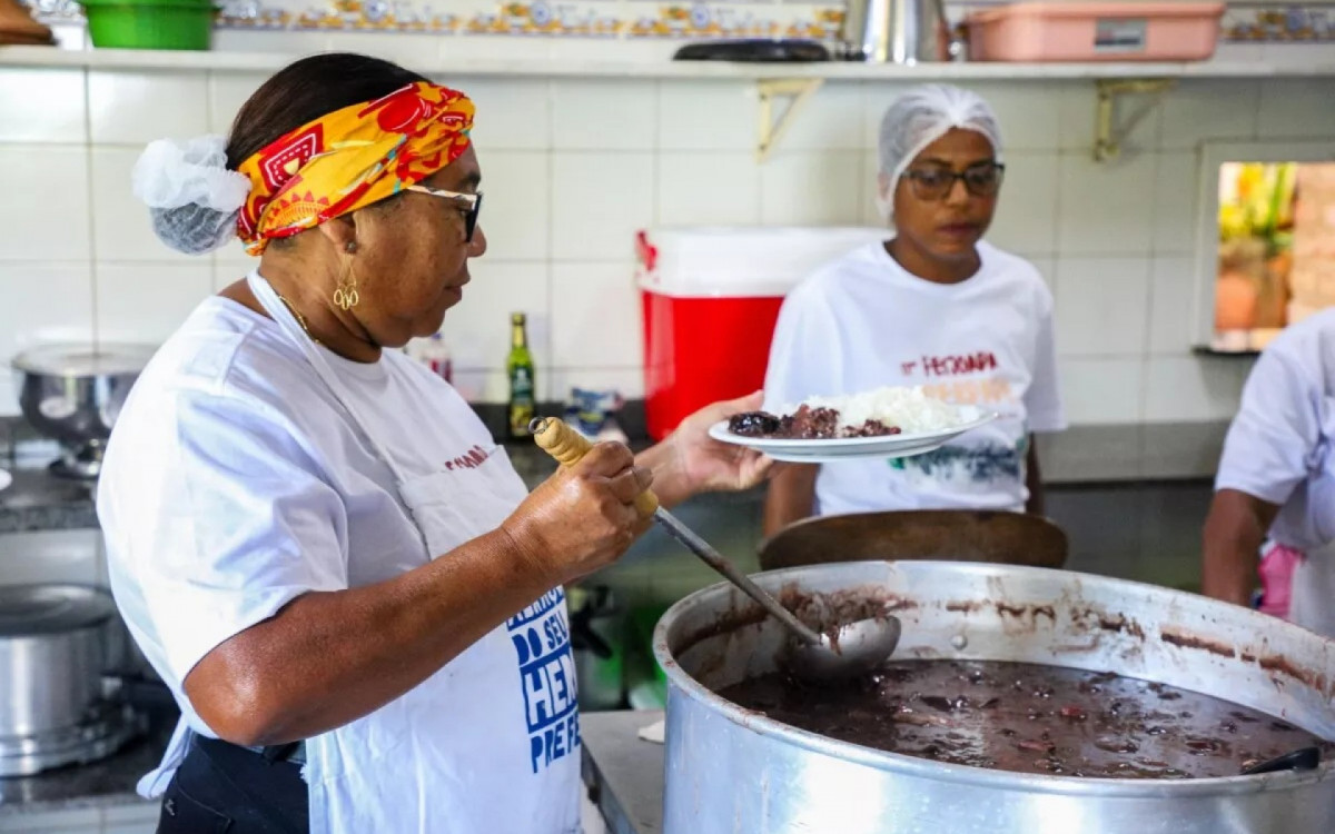 Comunidade reunida celebra herança quilombola com fé, música e o sabor da feijoada na Casa de Artes de Machadinha