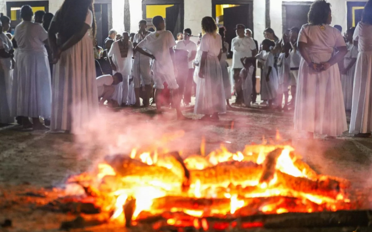 Comunidade reunida celebra herança quilombola com fé, música e o sabor da feijoada na Casa de Artes de Machadinha