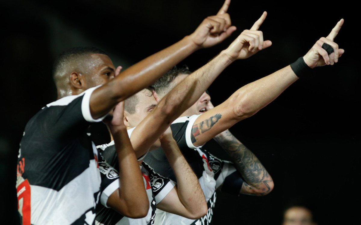 Rayan (à esquerda) foi um dos destaques do Vasco em São Januário 