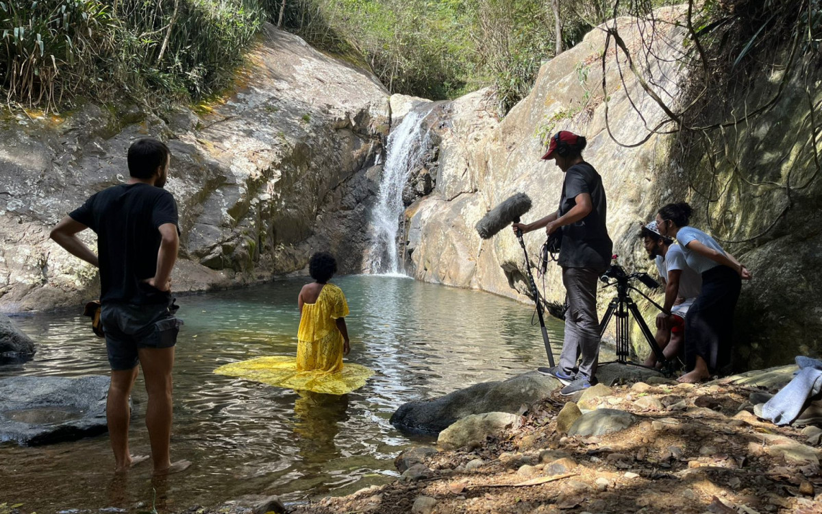 A protagonista da história é Dalva, interpretada por Simone Cerqueira, que vive uma antropóloga que pesquisa os rios fluminenses