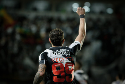 Gols marcam noite especial de Vegetti em vitória do Vasco