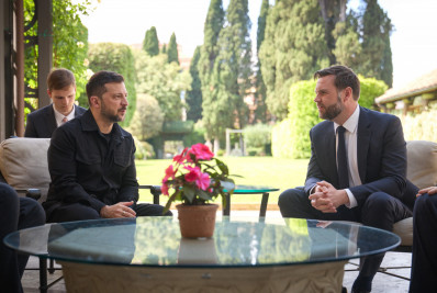 Zelensky e vice dos EUA discutem telefonema entre Trump e Putin em meio a novos ataques russos