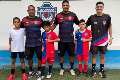 Com inscrições abertas, escolinha de futebol do Belford Roxo leva jogadores para o Flamengo