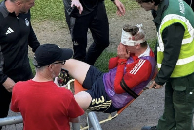 Zagueiro é atingido por cadeira arremessada pela própria torcida na Escócia