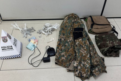 PM prende criminoso com drogas, roupas camufladas e dinheiro em Belford Roxo