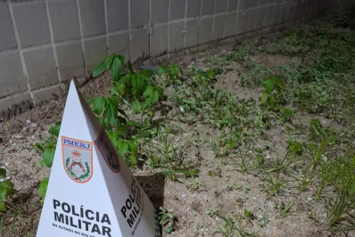 Dupla é presa por tráfico de drogas na Prainha em Arraial do Cabo