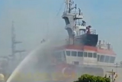 Vídeo: incêndio mobiliza bombeiros há quase 24 horas em estaleiro de Niterói