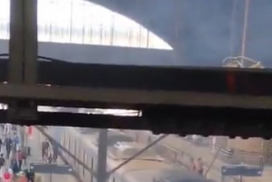 VÍDEO: flamenguistas lançam fogos contra PMs e botafoguenses em estação de trem 