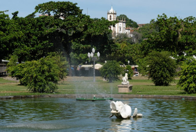 Cariocas curtem domingo na Praça Paris após reinauguração do Chafariz dos Golfinhos