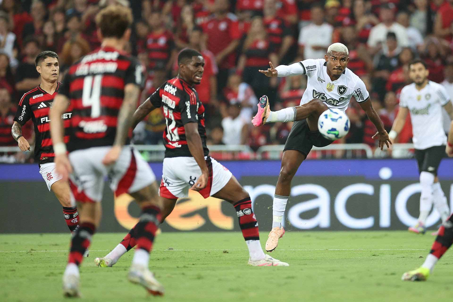 Cuiabano em ação durante o clássico no Maracanã - Vítor Silva / Botafogo