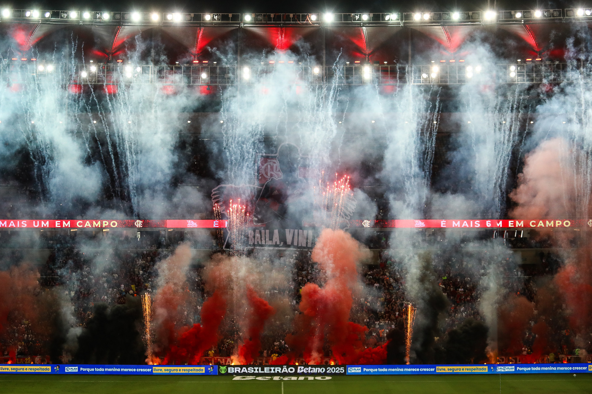 Torcida do Flamengo fez homenagem para Vini Jr antes do apito inicial - Gilvan de Souza / Flamengo