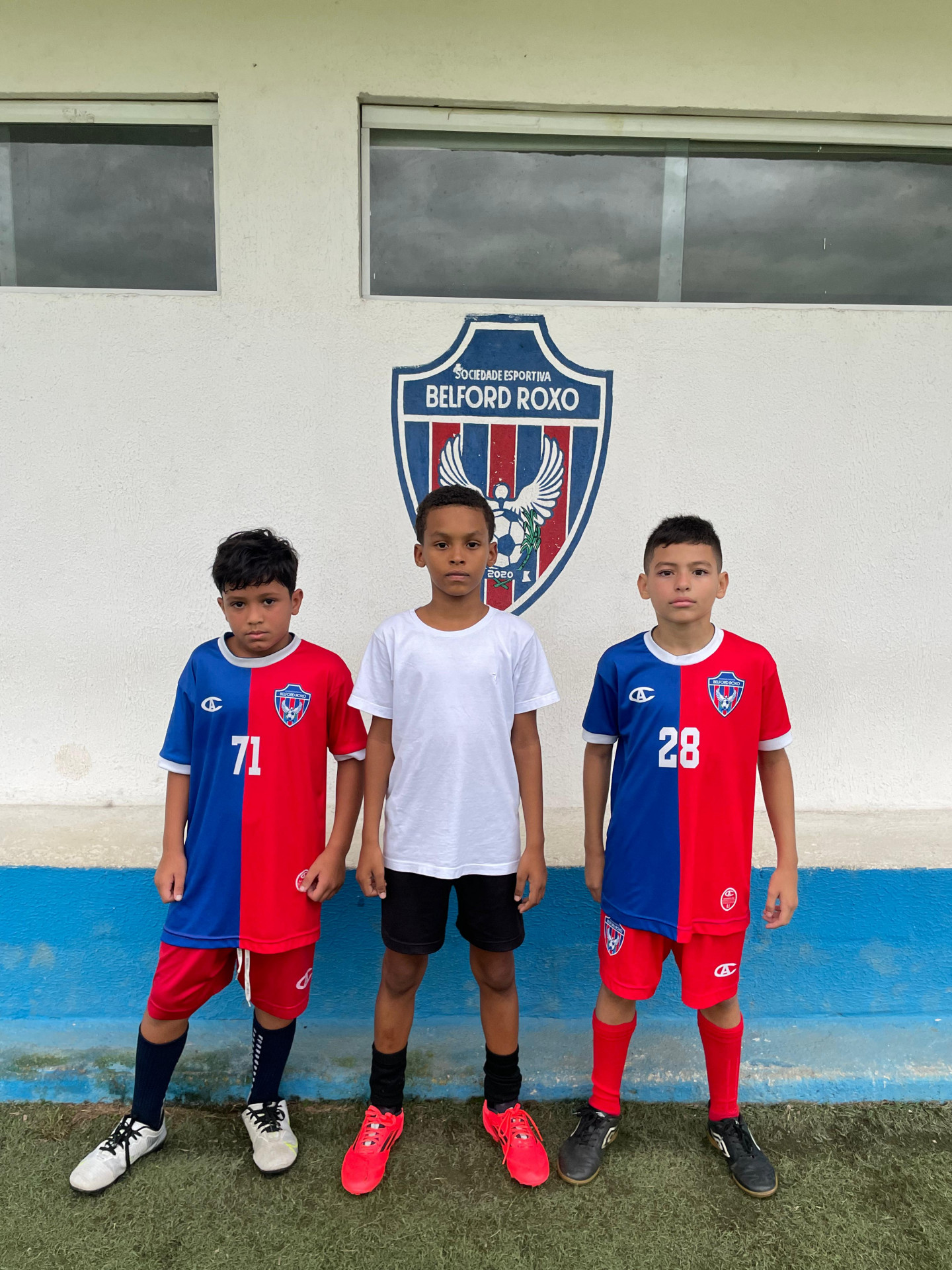 Jogadores da escolinha do Belford Roxo que ir&atilde;o para o Flamengo:  Misael  Leal (E),  Enzo Gabriel Lima e Arthur Silva - William Davoli / SEBR
