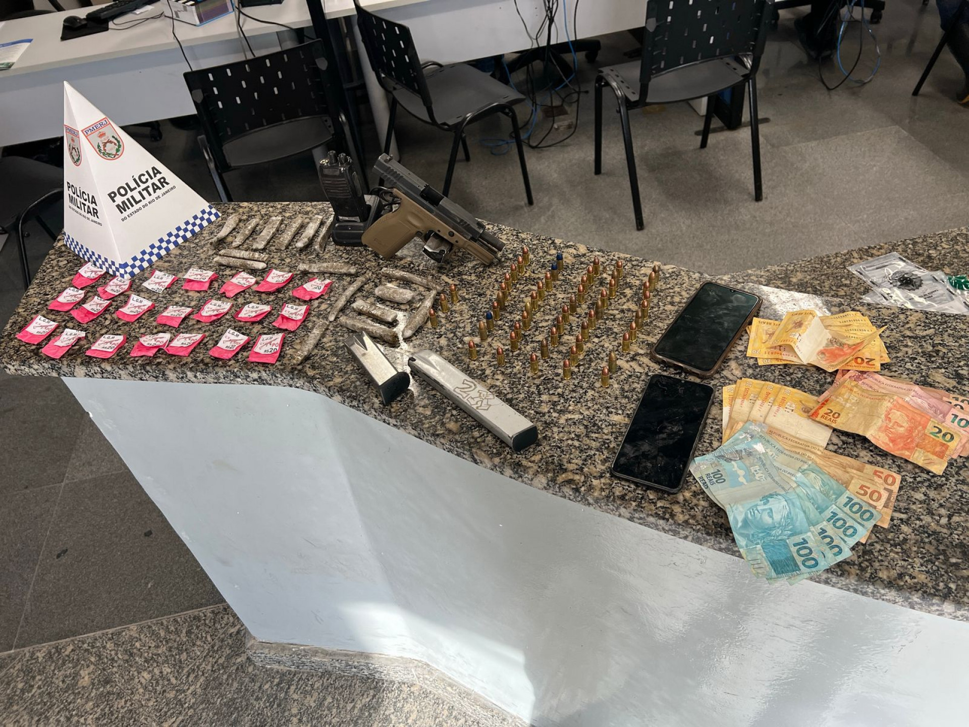 Material apreendido inclui pistola com numera&ccedil;&atilde;o raspada, muni&ccedil;&otilde;es, drogas fracionadas e r&aacute;dio comunicador - Foto: Divulga&ccedil;&atilde;o