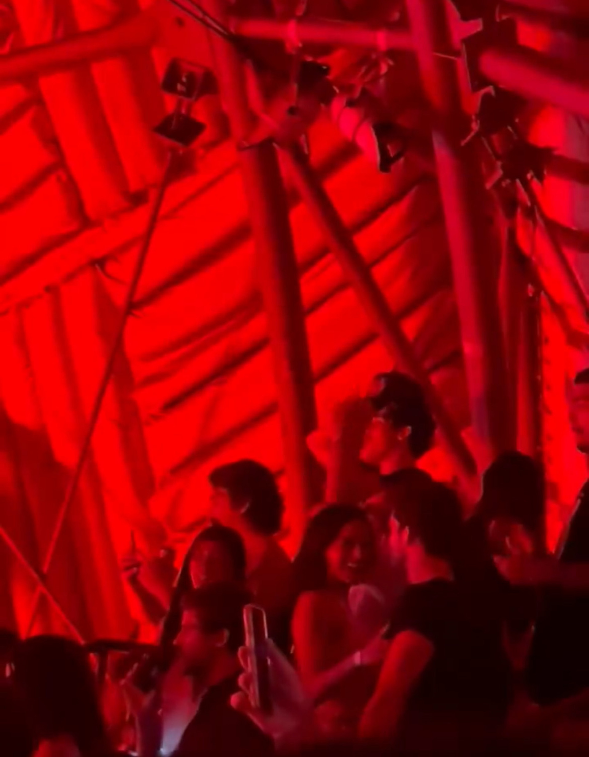 Suposto reencontro de Bruna Marquezine e João Guilherme foi compartilhado nas redes sociais - Reprodução / X