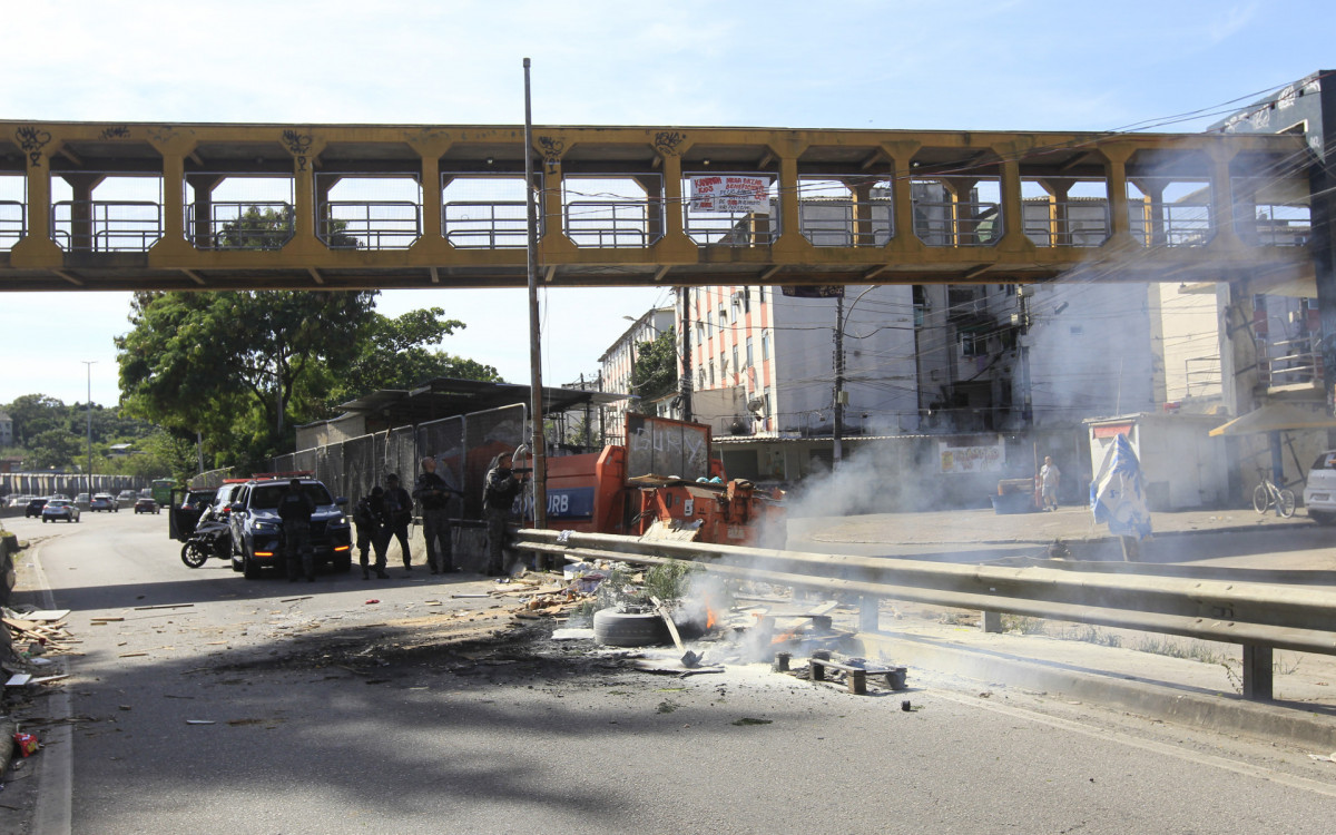 Operação policial na Cidade de Deus, nesta segunda-feira (19).