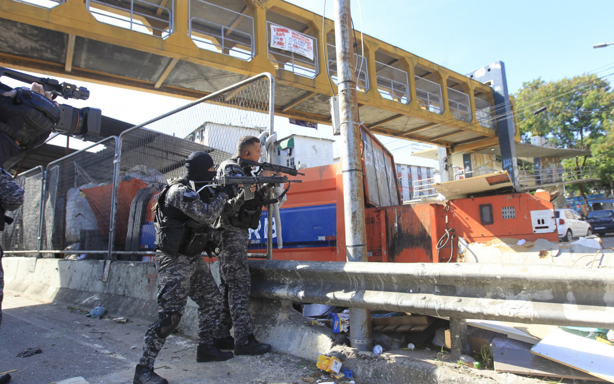 Operação policial na Cidade de Deus, nesta segunda-feira (19).