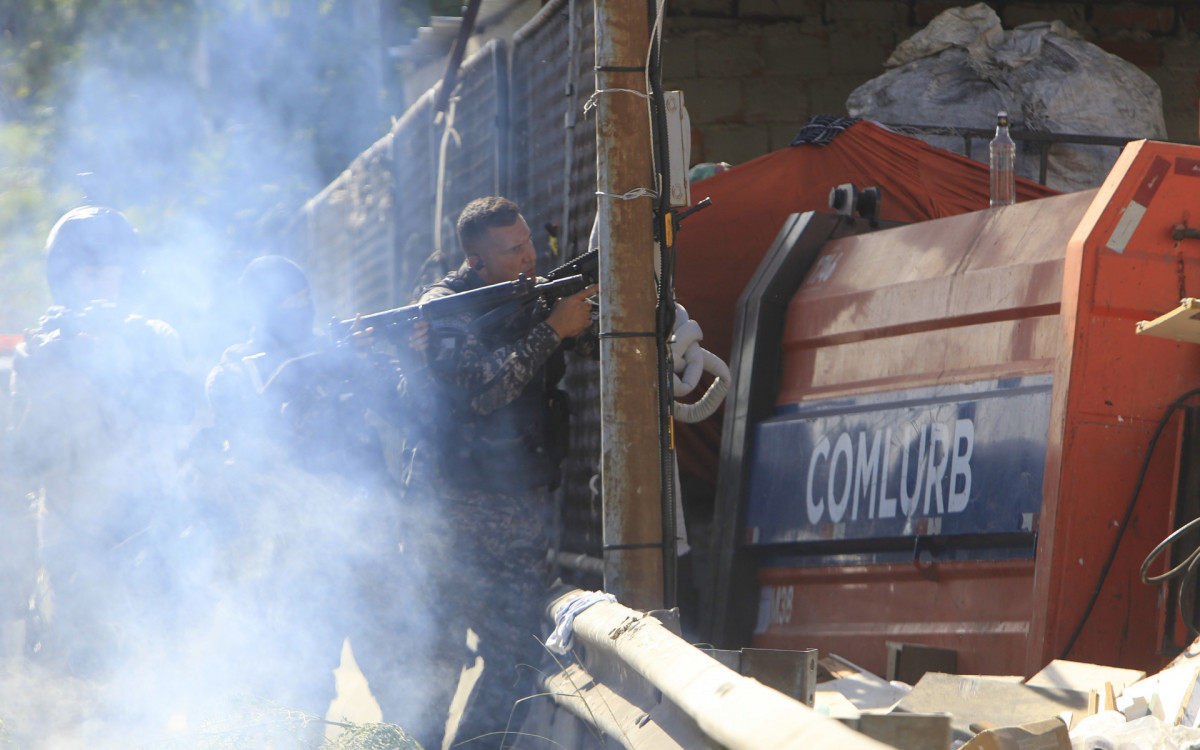 Operação policial na Cidade de Deus, nesta segunda-feira (19).
