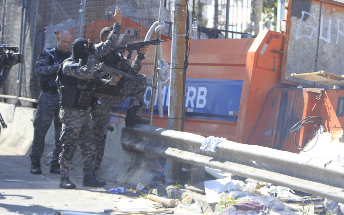 Operação policial na Cidade de Deus, nesta segunda-feira (19).