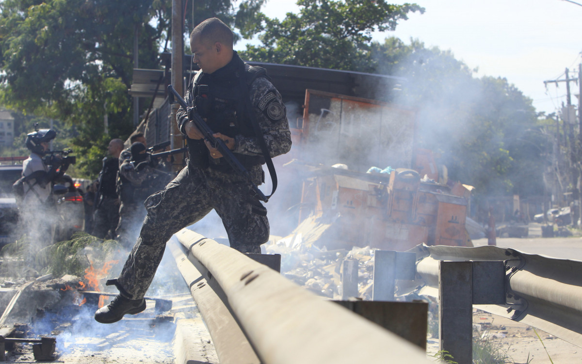 Operação policial na Cidade de Deus, nesta segunda-feira (19).