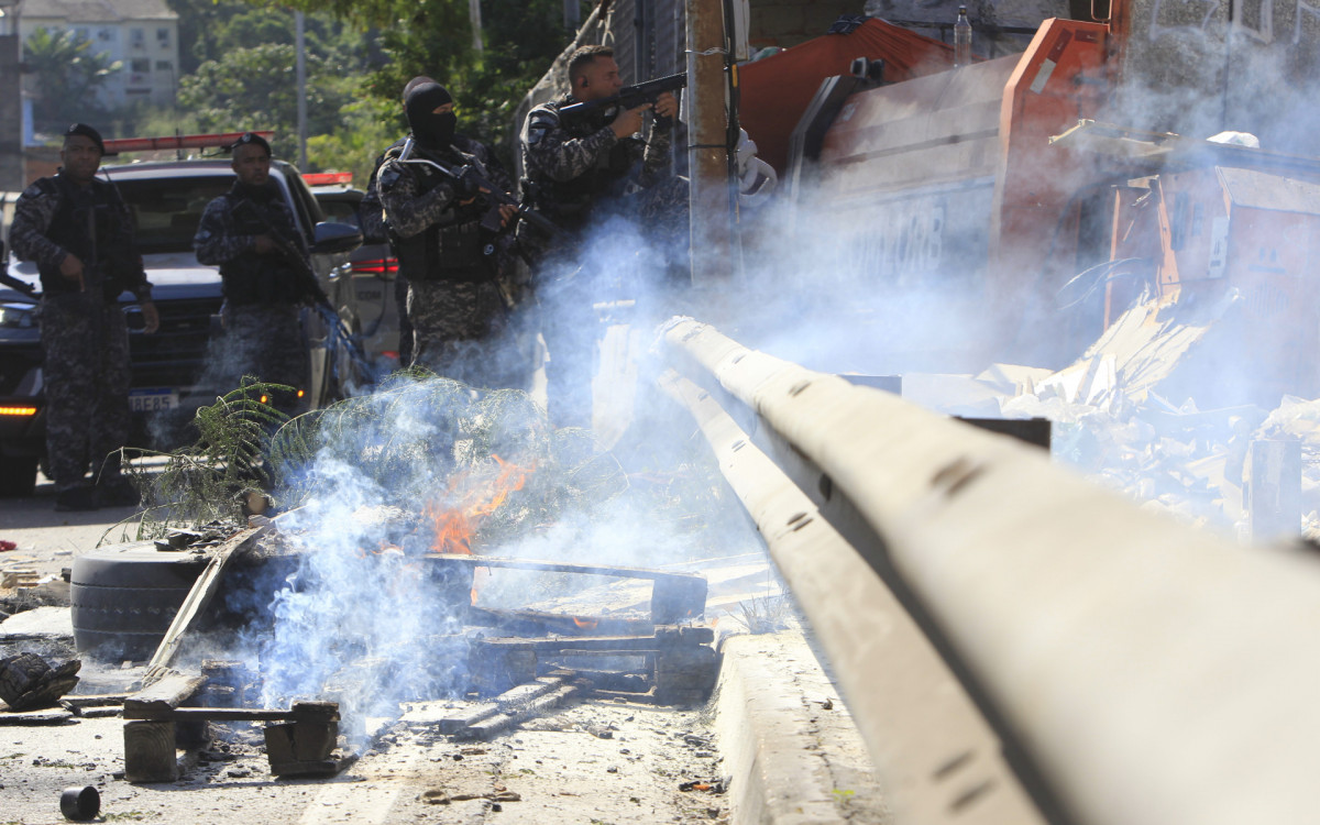 Operação policial na Cidade de Deus, nesta segunda-feira (19).