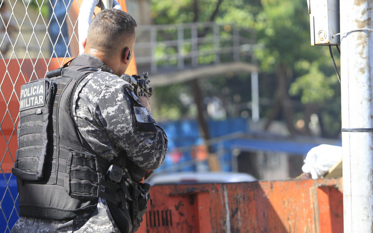 Operação policial na Cidade de Deus, nesta segunda-feira (19).