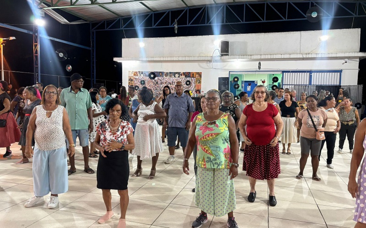 A programação começou com um aulão de twist guiado pelos professores, que ensinaram passos simples para acompanhar clássicos como Banho de Lua e La bamba