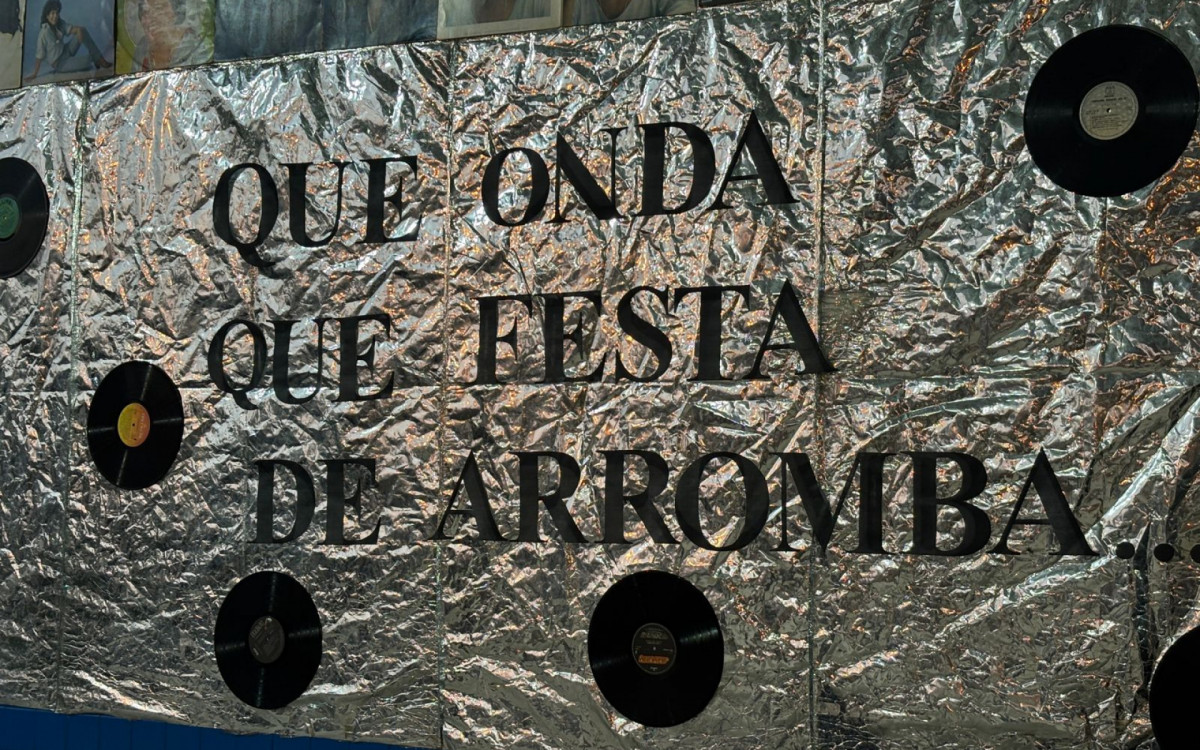 A noite ganhou cores vibrantes e trilha sonora de vinil com o evento \'Que onda, que festa de arromba\'