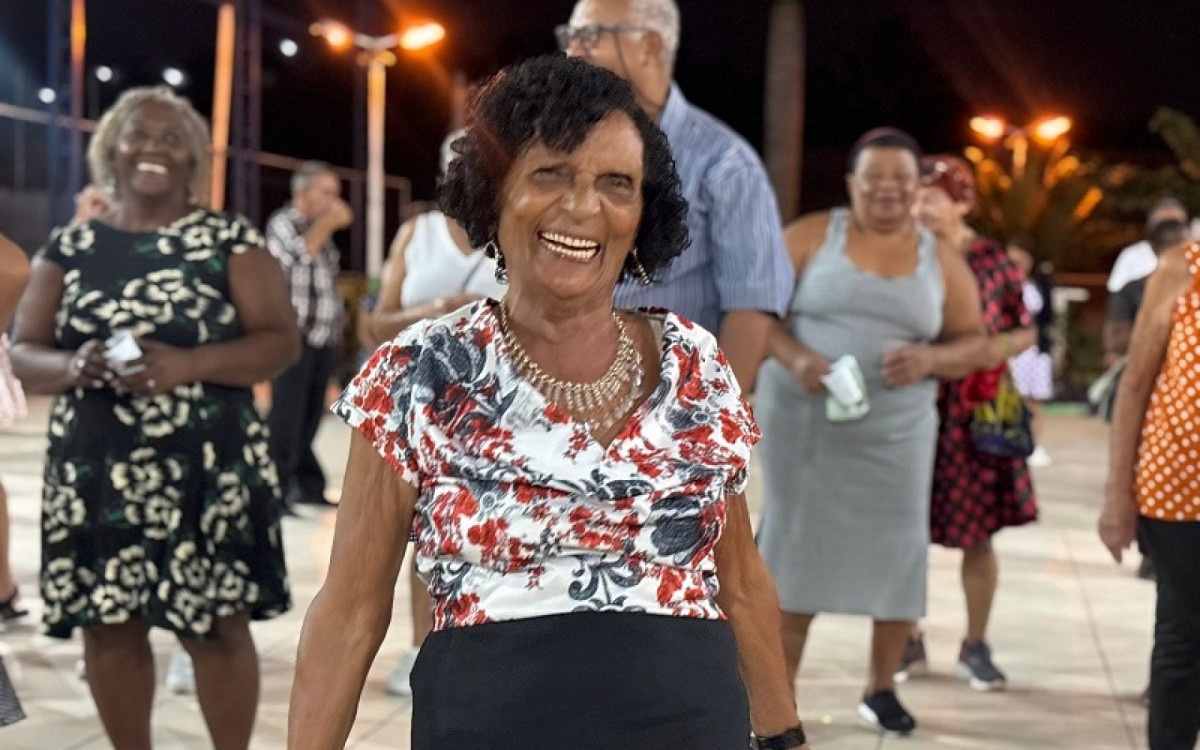 A equipe e frequentadores capricharam na produção com lenços coloridos, óculos, coque alto, camisa listrada e vestidos rodados de bolinha