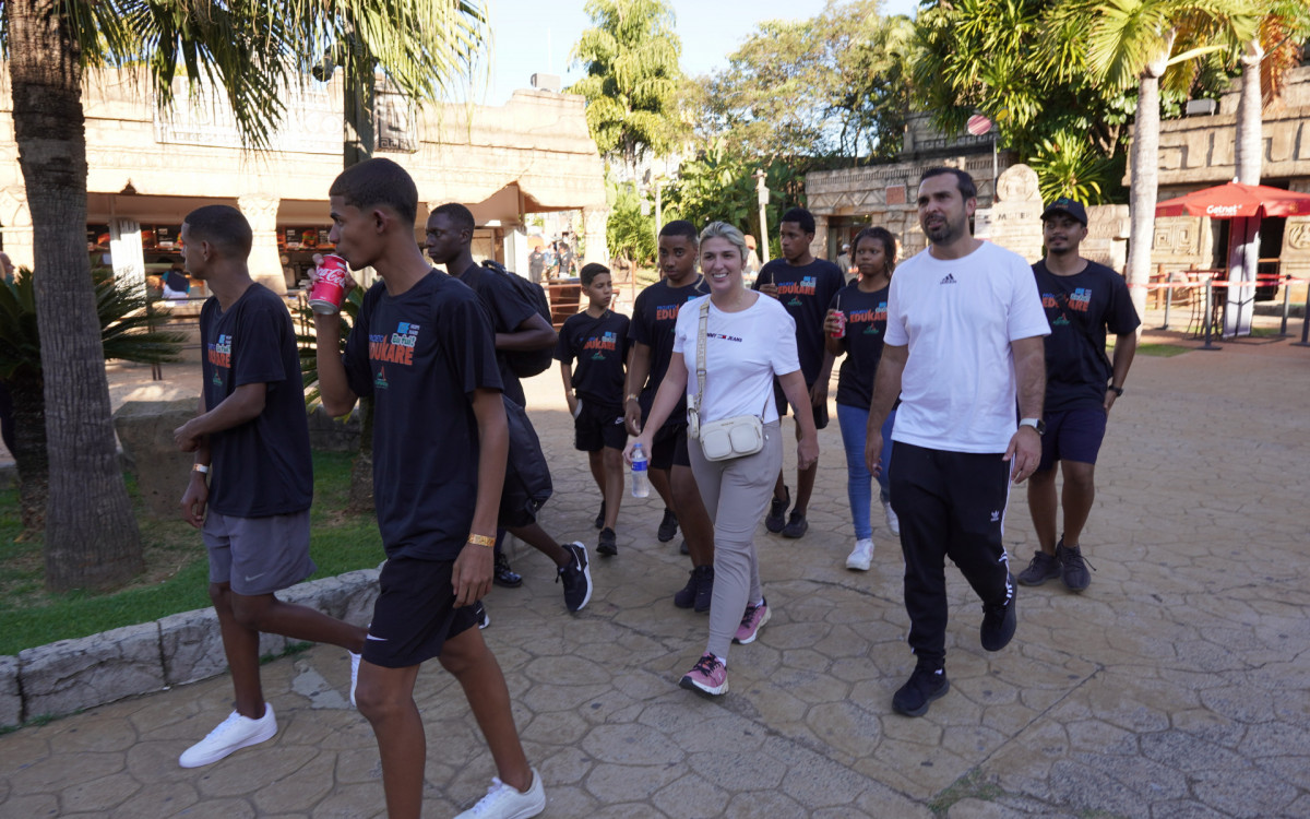 Alunos de Guapimirim no Hopi Hari - Divulga&ccedil;&atilde;o