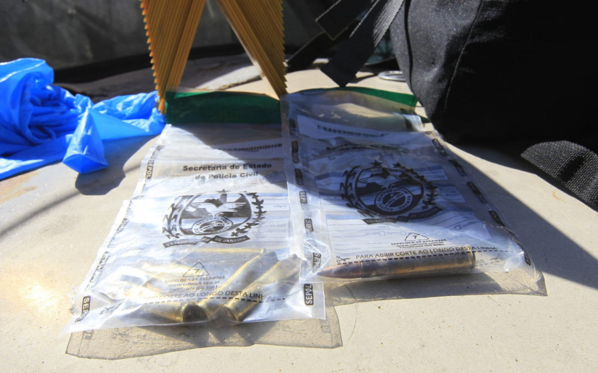 Material apreendido pela perícia após morte de agente da Core na Cidade de Deus