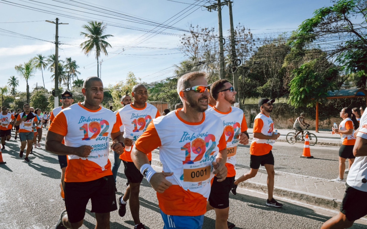 A Corrida e Caminhada de Aniversário da cidade reúne mais de 10 mil pessoas na Avenida 22 de Maio 