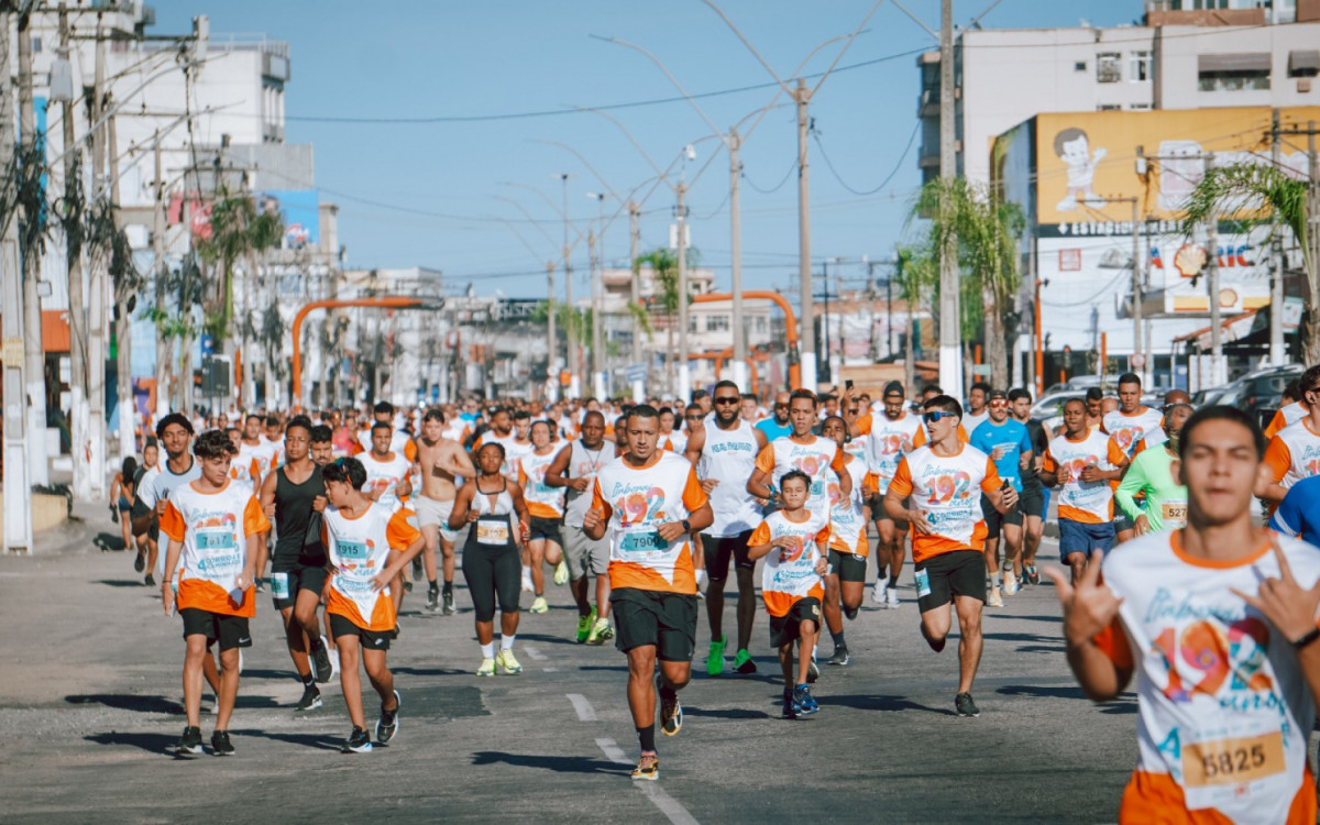 A 4ª edição da Corrida e Caminhada de Aniversário da cidade reúne mais de 10 mil pessoas na Avenida 22 de Maio 