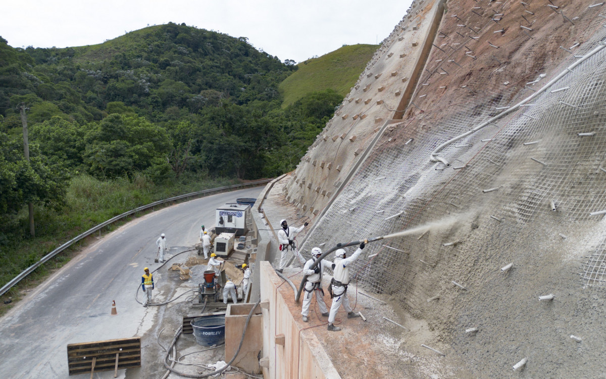 Além da ponte, o Departamento realiza obras em mais de 13 quilômetros de via, com contenção de encostas em 22 pontos, entre Paracambi e Mendes, para recuperação total do trecho