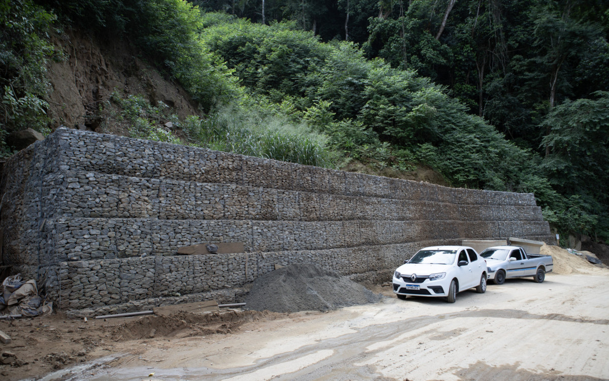 A montagem do novo equipamento requer o uso de maquinário de grande porte e caminhões pesados para transporte das vigas, o que impossibilita a liberação parcial da pista