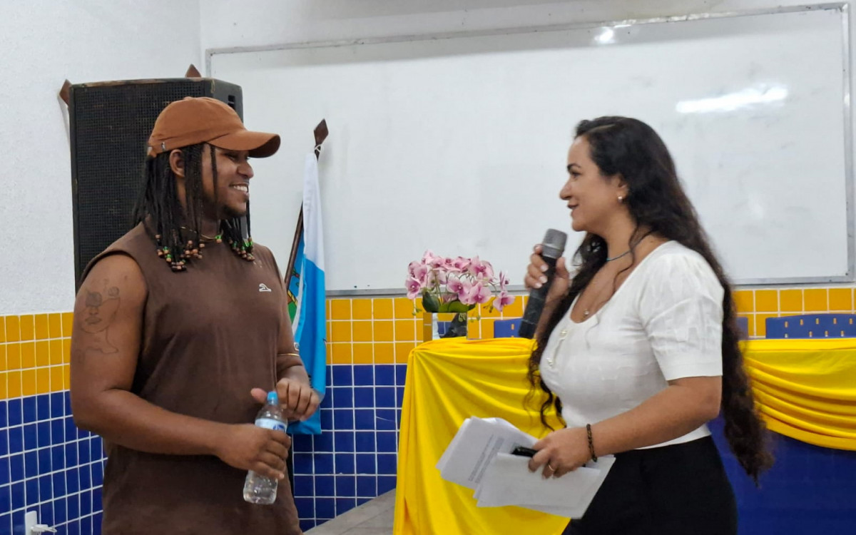 A abertura oficial ficou por conta do artista Walle B, que emocionado, interpretou os hinos nacional e municipal